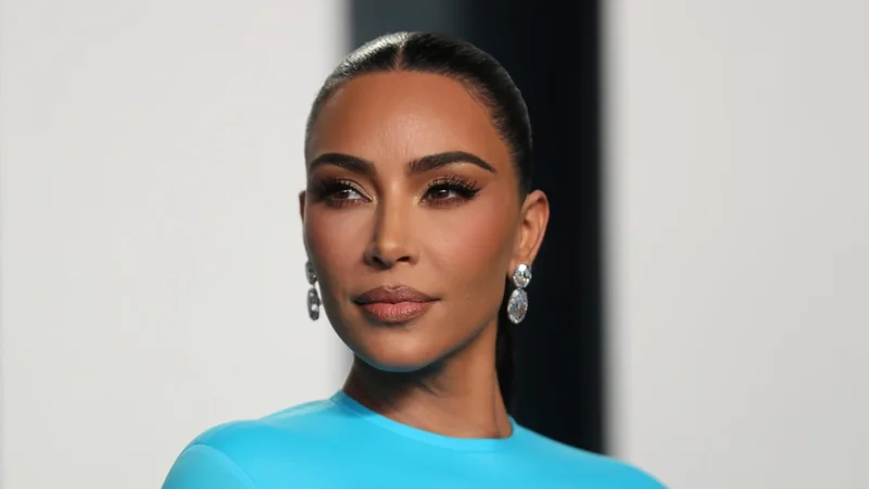 Kim Kardashian aclara críticas tras compartir fotos de vacaciones durante duelo familiar