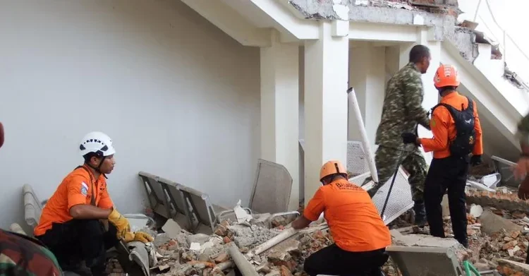 Sismo de magnitud 7,7 en Indonesia deja 53 muertos y expone la fragilidad global ante desastres naturales