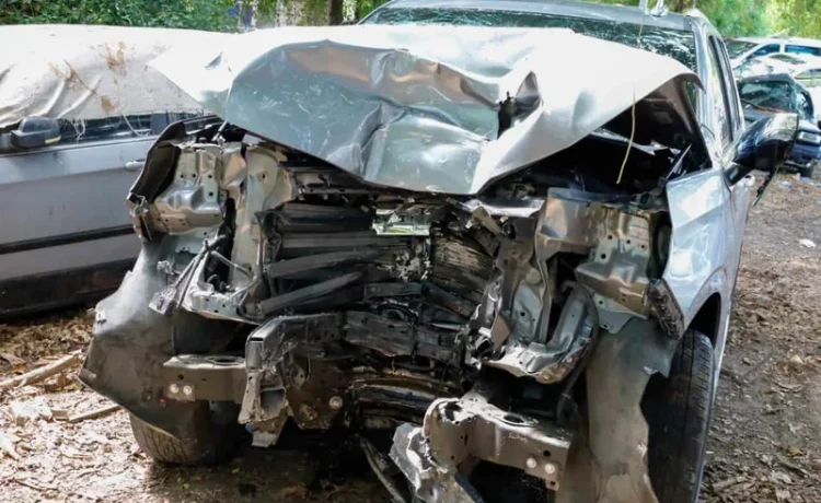 Siniestro vial en Santiago: vehículo derriba postes y deja cuatro heridos; la velocidad, otra vez bajo la lupa