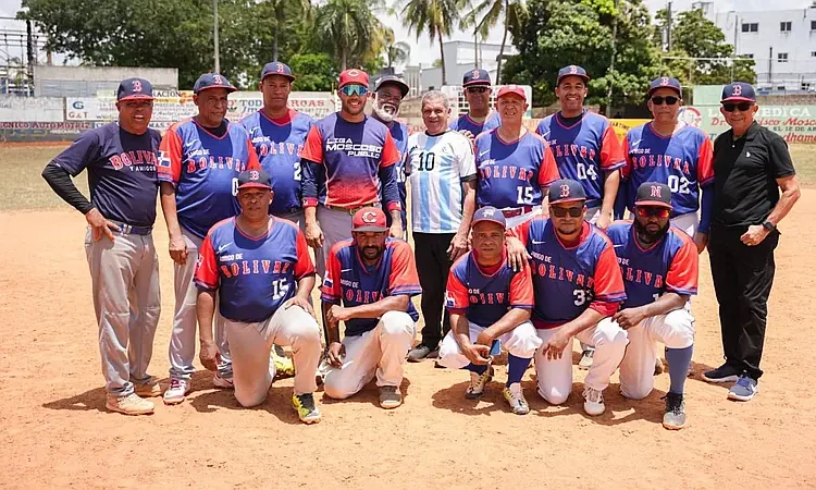 Softbol dominicano: intercambio entre Amigos de Bolívar y Reales de Romerillo evidencia el auge del deporte a nivel nacional