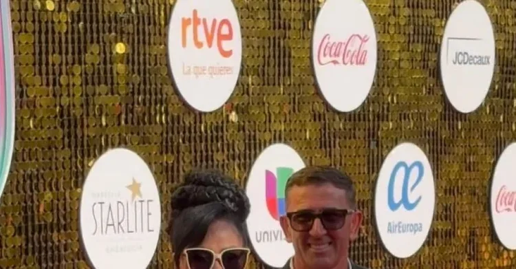 Carolina Sandoval oficializa su relación con Niko Topuzi en Premios Juventud: el amor que cruza fronteras