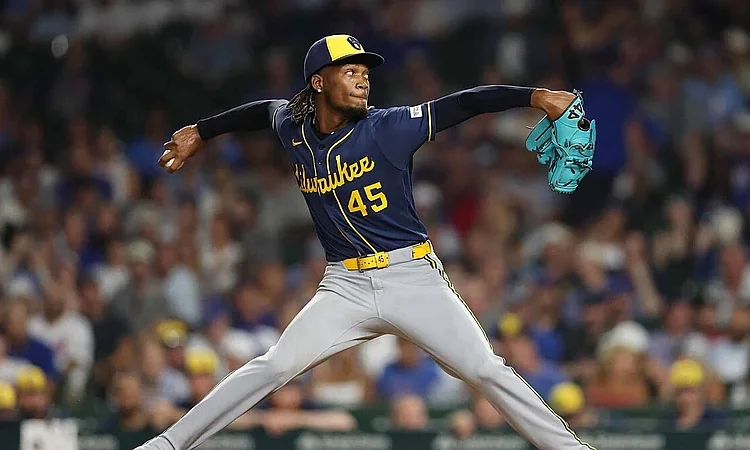 Abner Uribe, el relevista dominicano que domina MLB y alimenta el sueño de Milwaukee por su primera Serie Mundial