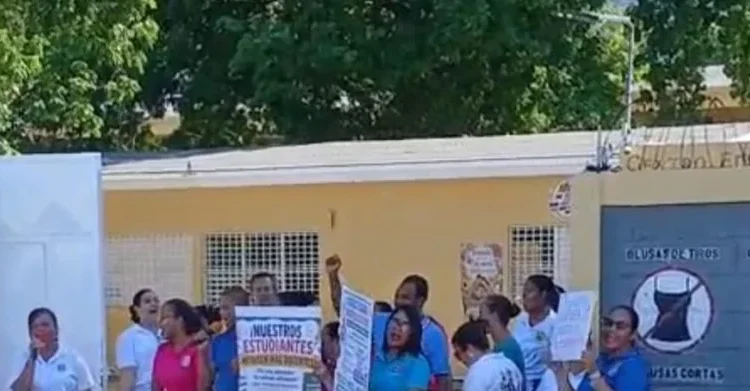 Protesta docente en Puerto Plata evidencia crisis de personal y recursos en escuela pública