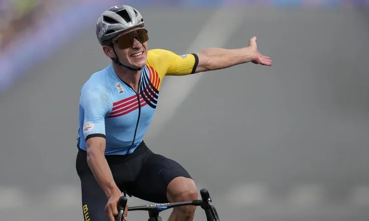 Coquard se lleva la octava; Pogacar abandona y Mas hereda el liderato de la Vuelta
