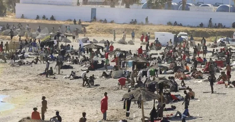 España interviene el puerto de Ceuta para alojar a migrantes tras rechazo local