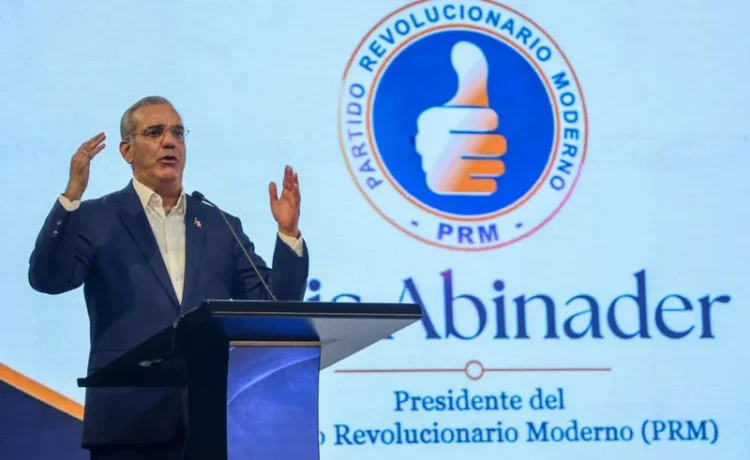 Abinader estrena liderazgo del PRM con mensaje: "Primero está el país"