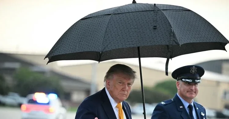 Trump intensifica guerra comercial: amenaza con bloquear Bombardier y publica mapa con bandera de EE.UU. sobre América del Norte