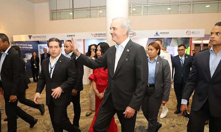 Abinader: puertos son clave para convertir a RD en centro logístico regional