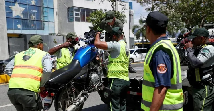 Fiscalización vial en República Dominicana: 876 vehículos retenidos y el desafío de la seguridad en las calles