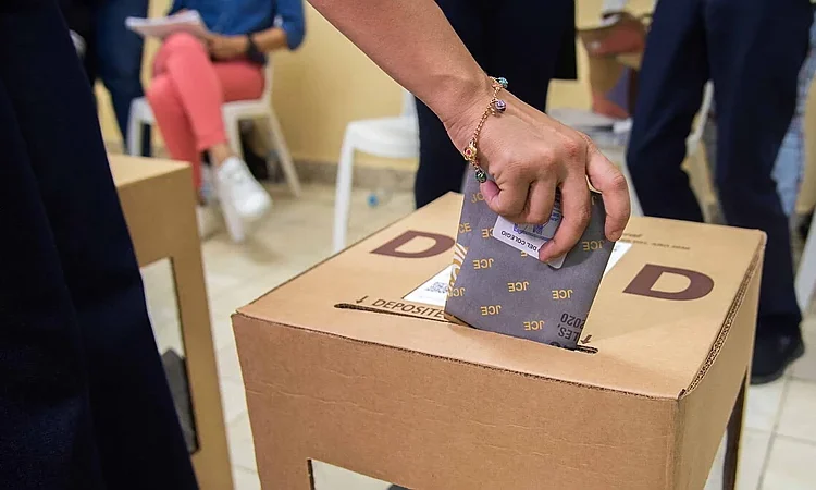 ICE desvela la brecha ocupacional del voto: profesionales y agricultores marcan la pauta, asimilados militares en caída libre
