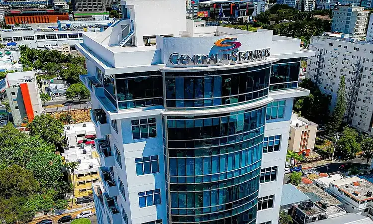 Feller Rate eleva perspectiva de General de Seguros: un espaldarazo a la solidez del sector asegurador dominicano