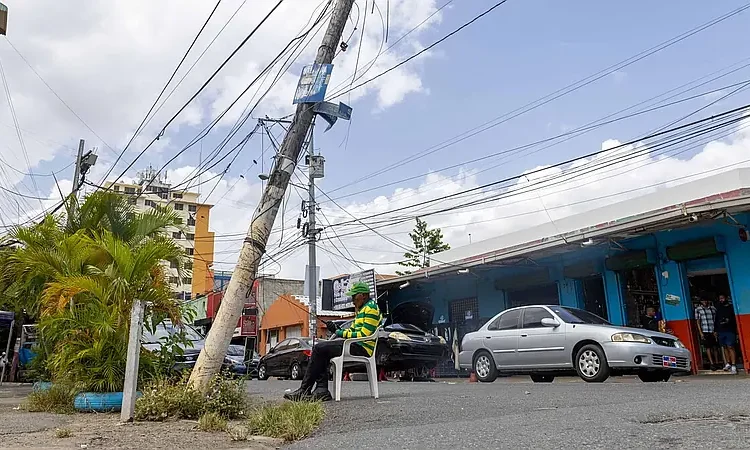 Infraestructura en riesgo: poste inclinado en Villa Juana expone fallas de mantenimiento