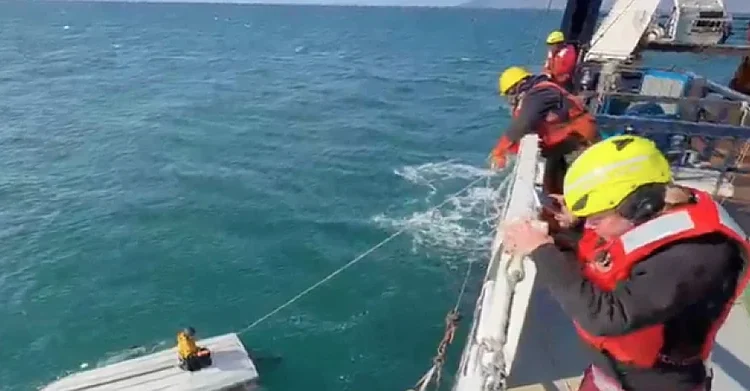 Supervivencia extrema: adolescente resiste tres días en mar de Bering tras naufragio familiar