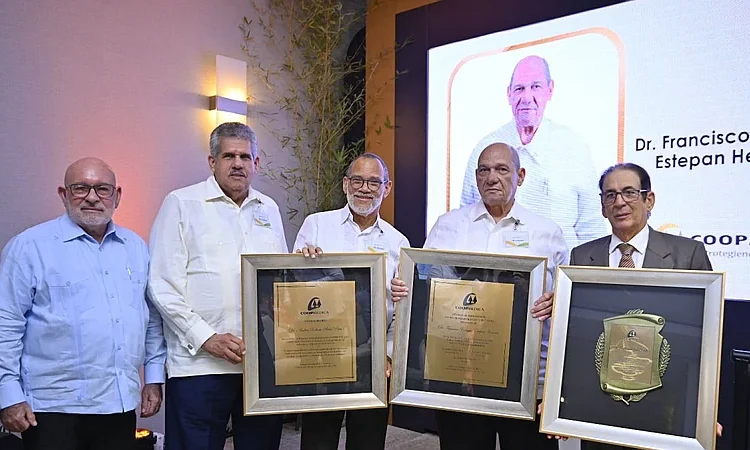 COOPMEDICA honra a médicos cooperativistas y lanza asistente virtual con IA