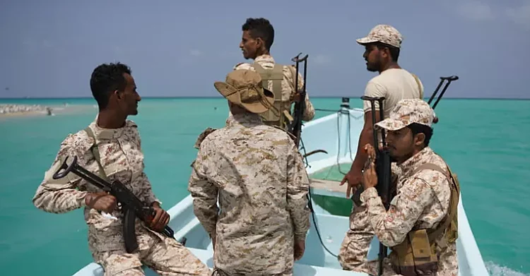 Hutías completan el control del estrecho de Bab el Mandeb y el petróleo Brent vuelve a los 100 dólares