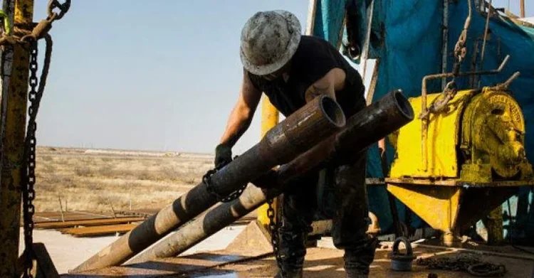Petróleo sobre US$100: incertidumbre global y subsidio dominicano de RD$32,000 millones