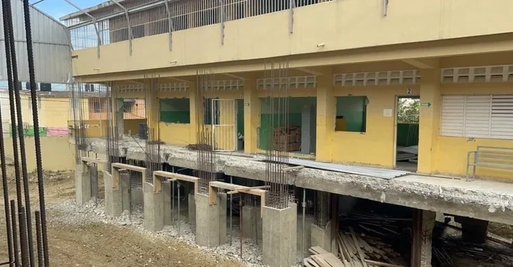 Minerd y comunidad educativa acuerdan reubicación temporal de estudiantes en Santiago Oeste