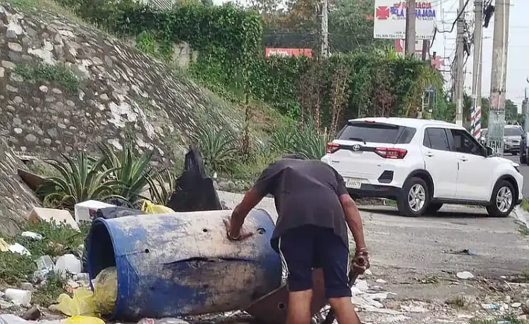 Denuncian vertedero improvisado en Altos de Arroyo Hondo tras cinco meses sin solución