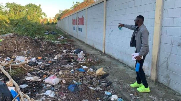 Vertedero improvisado junto a escuela en San Pedro de Macorís evidencia fallas en servicios básicos