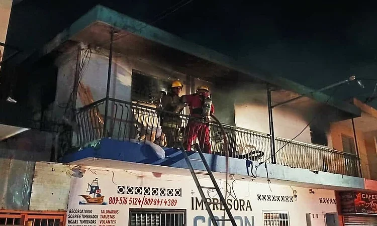 Bomberos de Santiago combaten incendio que dañó en un 80% una mueblería en Gurabito