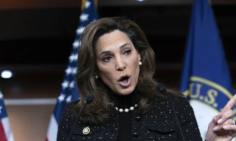 Salazar rompe con Trump: congresista hispana lo acusa de traicionar a los votantes que lo llevaron al poder