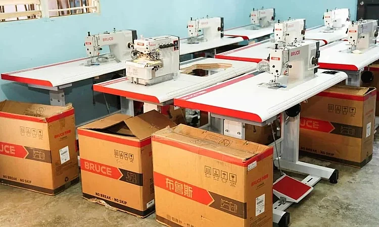Gobierno impulsa capacitación y autoempleo femenino con donación de máquinas de coser en San Cristóbal