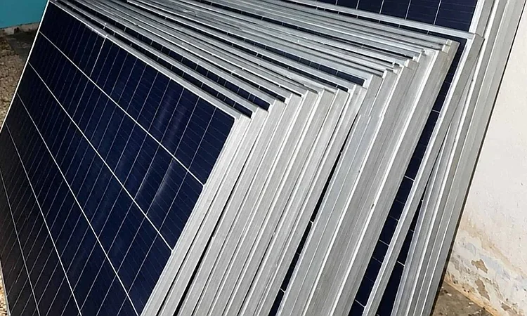 Policía recupera 22 paneles solares robados en Bahoruco y detiene a dos ciudadanos haitianos