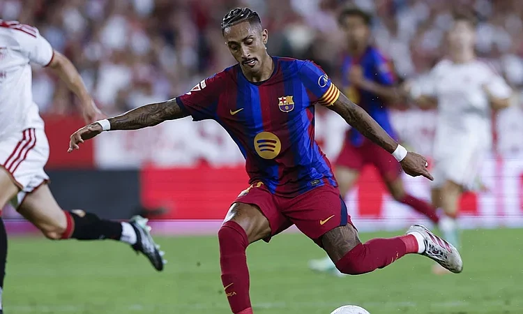 Raphinha brilla con triplete y consolida al Barcelona en la cima de LaLiga