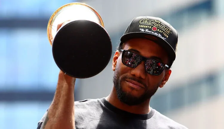 Kawhi Leonard acepta extensión millonaria con Raptors tras traspaso desde Clippers