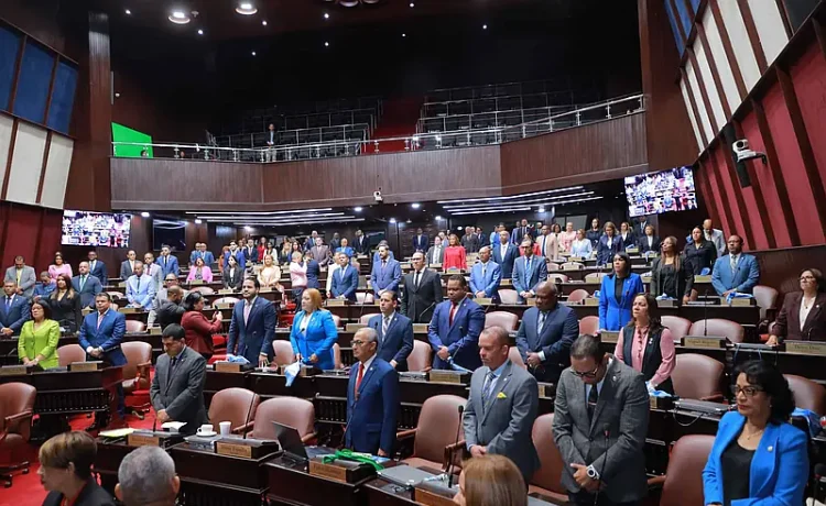 Congreso dominicano rinde tributo a víctimas de violencia e incendio en sesión marcada por la empatía