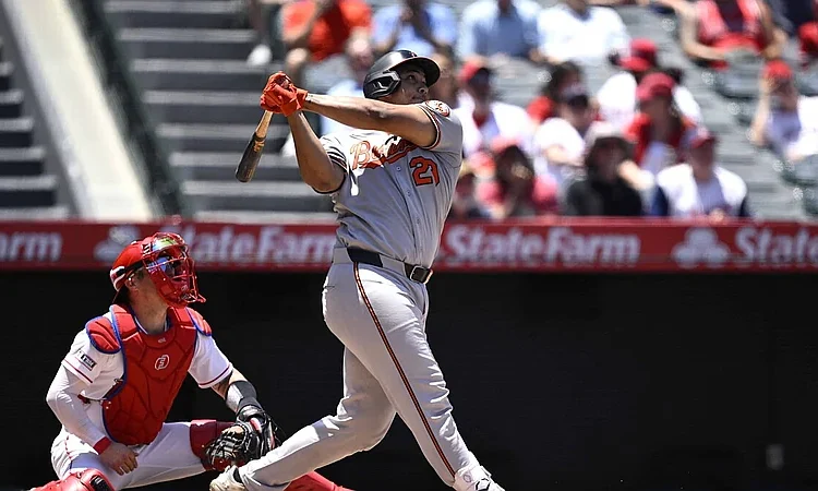 Samuel Basallo enciende alarmas en MLB tras fuerte golpe en la máscara