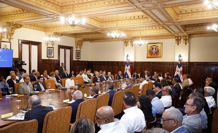 Abinader aplica tijera: partidos pierden 810 millones por crisis global