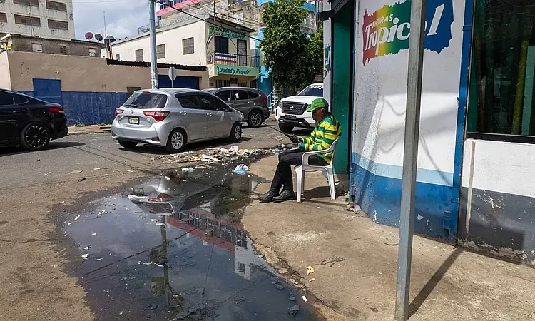 Agua estancada en Villa Consuelo: un problema recurrente que afecta la movilidad y el comercio en el Distrito Nacional