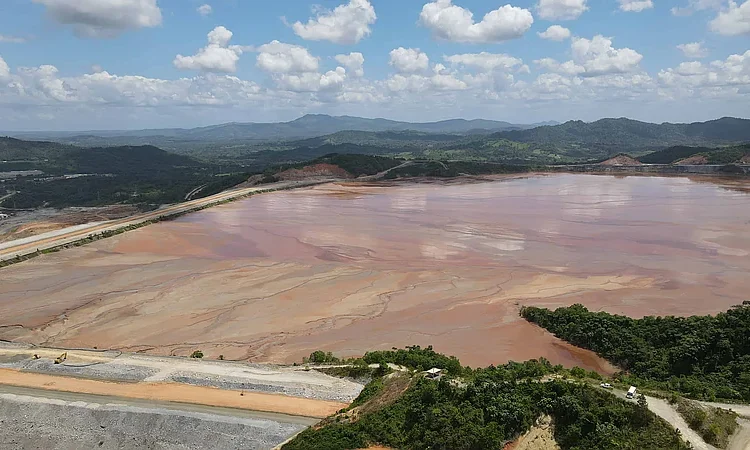 Barrick autodeclara conformidad de presas en RD sin validación externa ni mapas de inundación