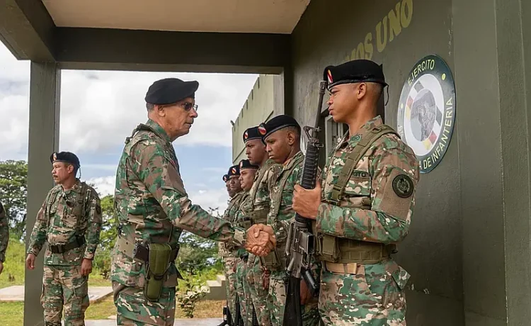 Comandante del Ejército inspecciona la frontera sur: refuerzan operatividad en Independencia y Pedernales