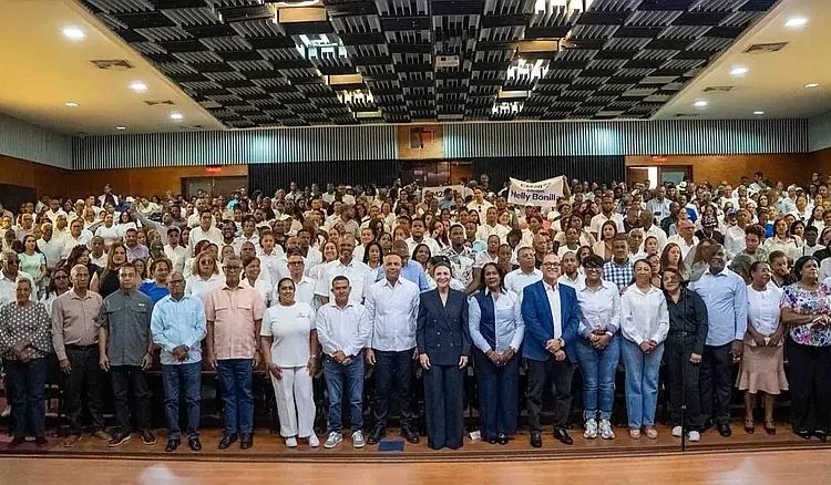 Carolina Mejía consolida respaldo magisterial con juramentación del Comando Nacional C28