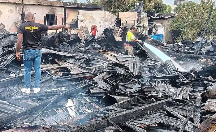 Incendio en Puerto Plata arrasa tres viviendas y afecta a portavoz de la Policía Nacional