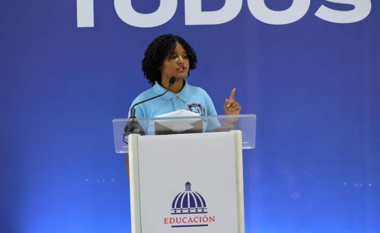 Estudiante dominicana inspira a miles en inauguración de liceo: “El lugar de donde nacen no determina hasta dónde podemos llegar”