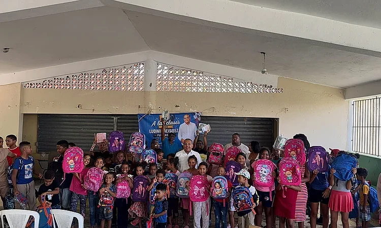 Ludwig Álvarez impulsa entrega de útiles escolares en Santo Domingo Este y Guerra