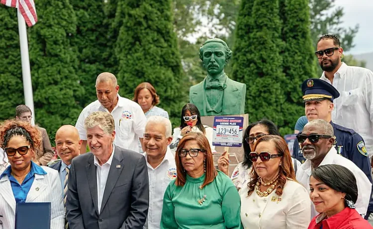 Rhode Island reconoce a la comunidad dominicana con placa vesicular especial