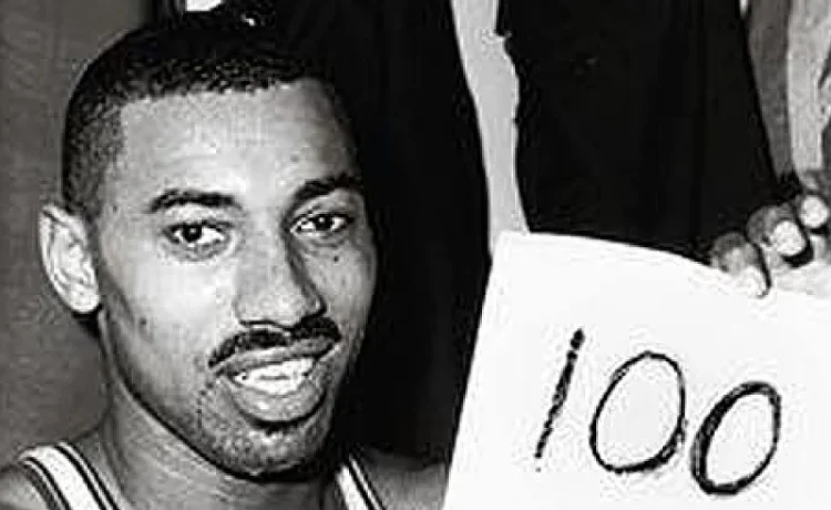 Wilt Chamberlain: 90 años del extraterrestre que anotó 100 puntos y humanizó a Goliat