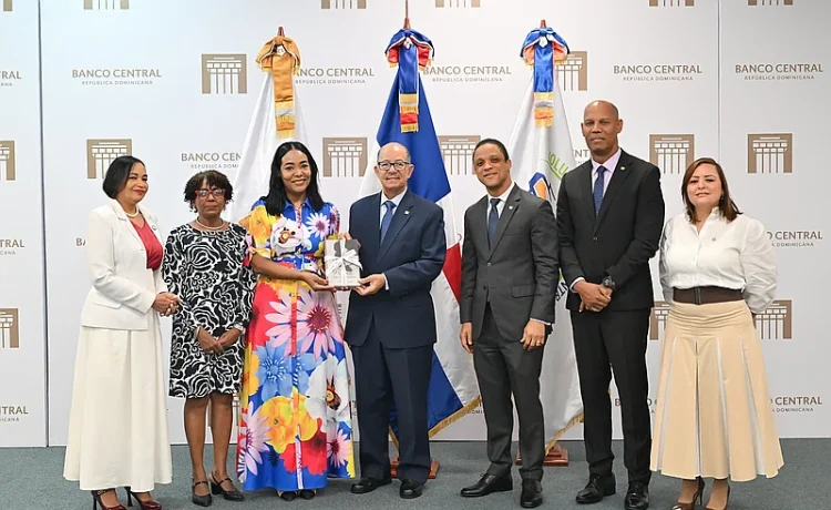Banco Central impulsa la cultura con donación de 21 obras a biblioteca del Ministerio de la Mujer