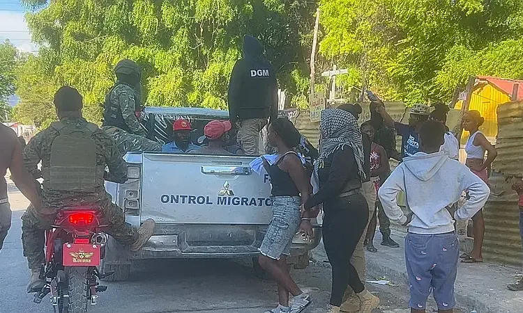 DOM intensifica operativos migratorios: detenciones en Barahona generan debate por allanamiento
