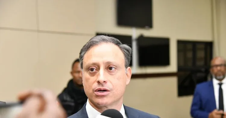 Tribunal impone ritmo: defensa de Jean Alain deberá sintetizar argumentos para avanzar juicio