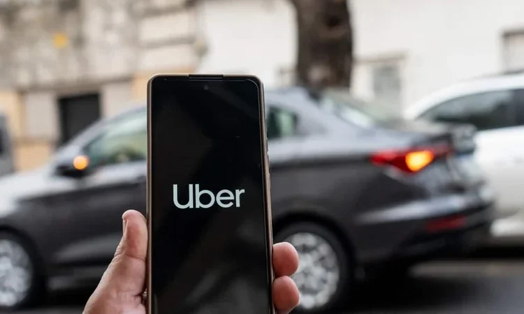 Uber bajo escrutinio: conductor exige efectivo extra a cruceristas en Puerto Plata