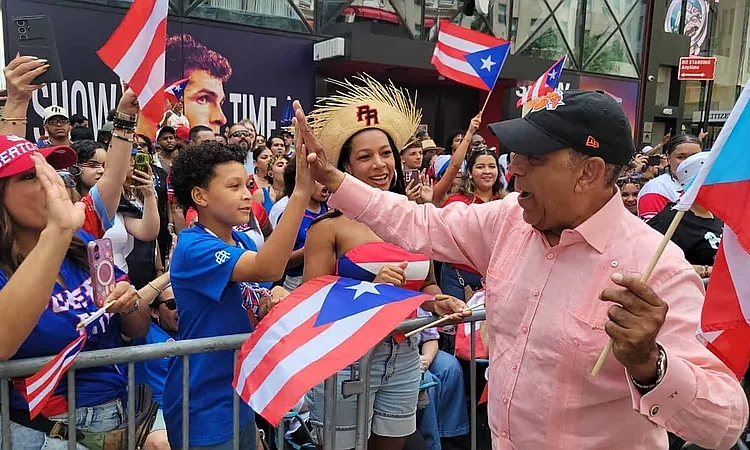 Espaillat participa en desfile puertorriqueño mientras avanza la votación de las primarias demócratas en Nueva York