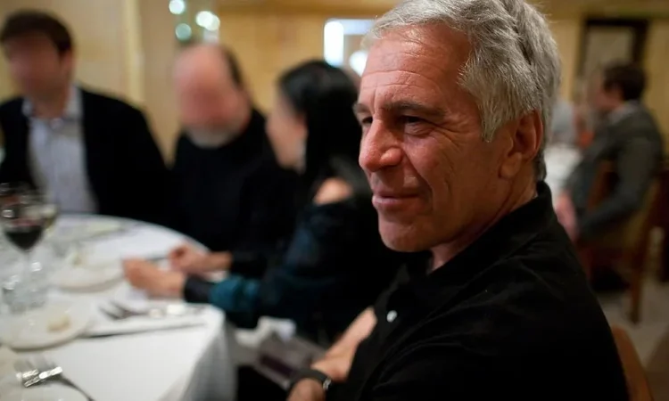 Jeffrey Epstein pagó para obtener "trato especial" en cárcel en Florida, según asistente