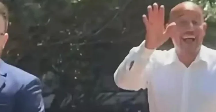 Brian DePeña seguirá ejerciendo como alcalde de Lawrence a pesar del proceso legal que se le sigue