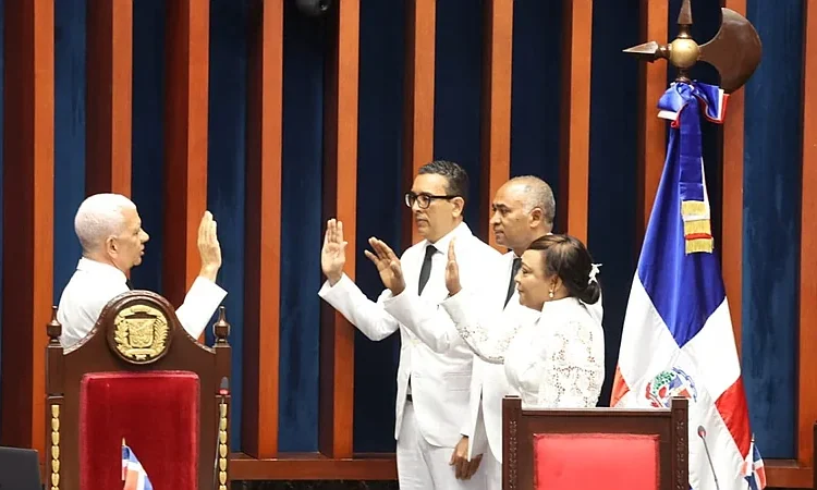 Juramentan nuevo bufete del Senado; Ricardo de los Santos asume cuarto período