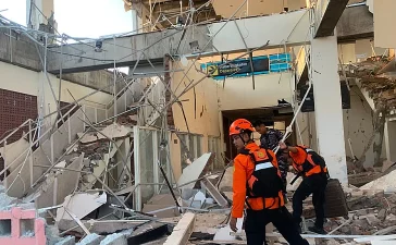 Rescatistas excavan entre escombros y deslaves tras sismo en Indonesia que mató a 53 personas